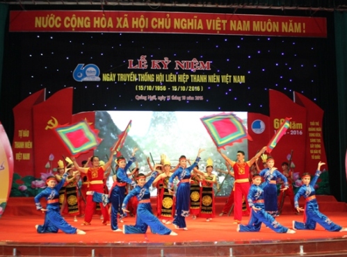 Sau nghi lễ chào cờ theo nghi thức Hội LHTN Việt Nam, các đồng chí đại biểu cùng 1000 cán bộ, hội viên, thanh niên đã thưởng thức chương trình Diễn ca truyền thống 60 năm Hội LHTN Việt Nam